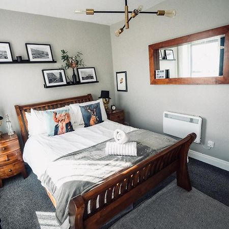 A Stylish 2 Bed Apartment In Cobh Town - Lux Stay Esterno foto