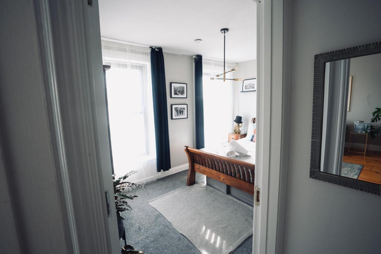 A Stylish 2 Bed Apartment In Cobh Town - Lux Stay Esterno foto