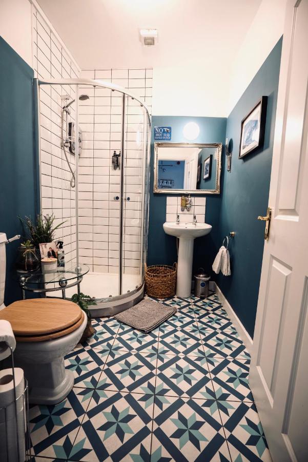 A Stylish 2 Bed Apartment In Cobh Town - Lux Stay Esterno foto