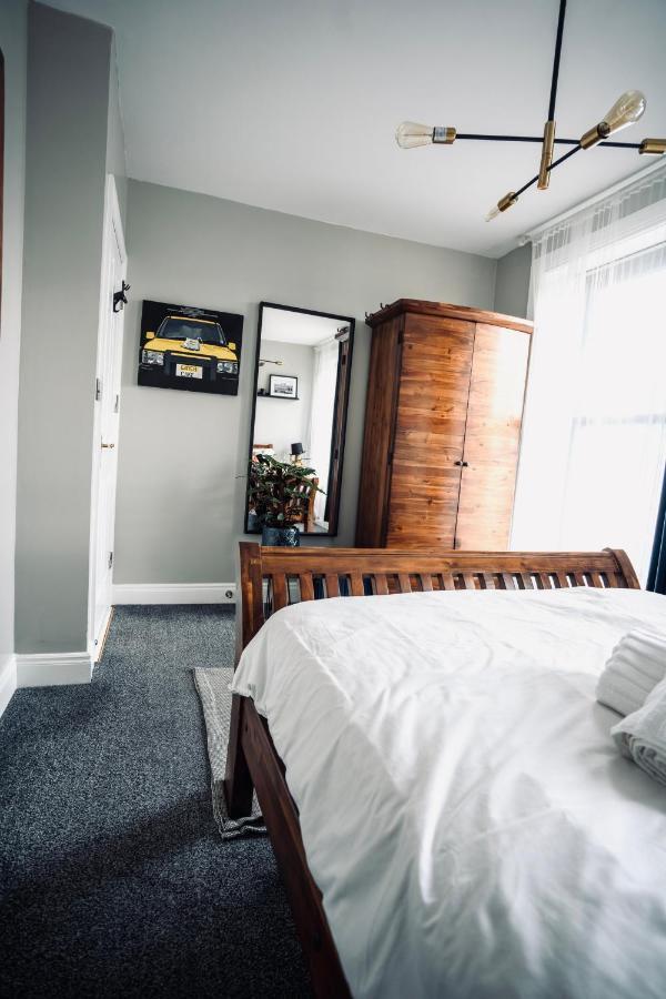 A Stylish 2 Bed Apartment In Cobh Town - Lux Stay Esterno foto