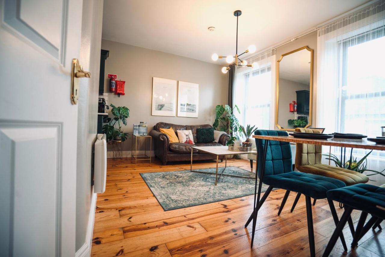 A Stylish 2 Bed Apartment In Cobh Town - Lux Stay Esterno foto