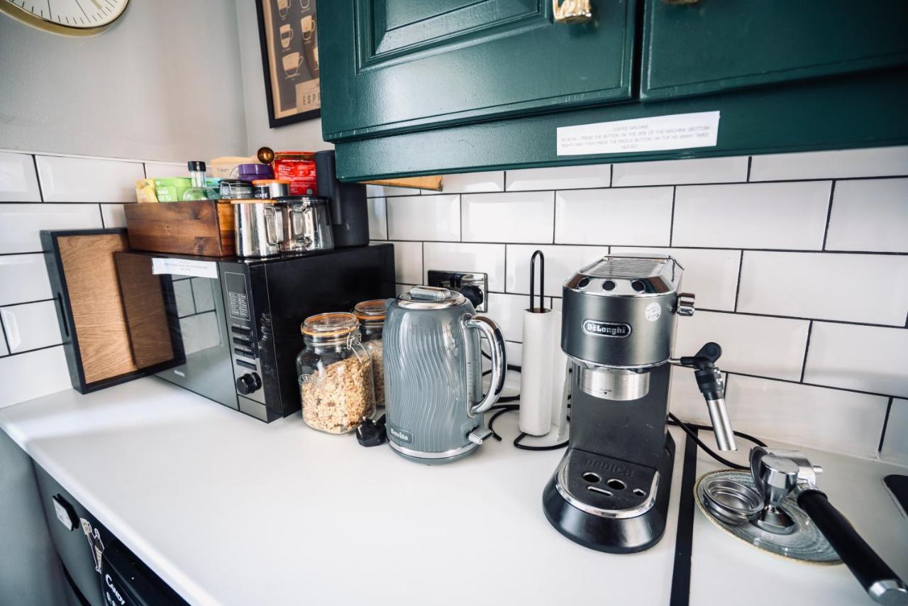 A Stylish 2 Bed Apartment In Cobh Town - Lux Stay Esterno foto