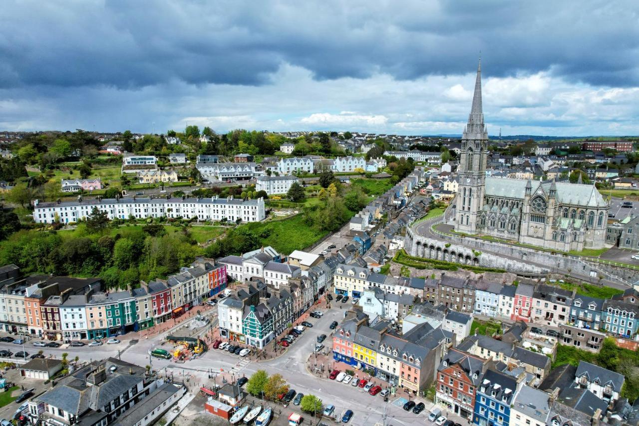 A Stylish 2 Bed Apartment In Cobh Town - Lux Stay Esterno foto