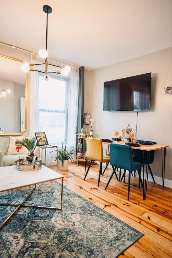 A Stylish 2 Bed Apartment In Cobh Town - Lux Stay Esterno foto