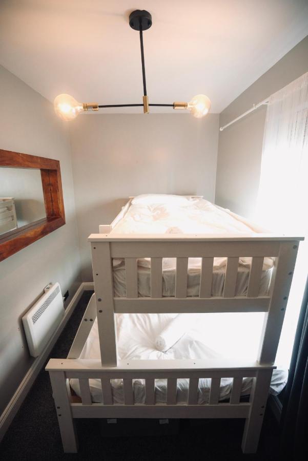 A Stylish 2 Bed Apartment In Cobh Town - Lux Stay Esterno foto
